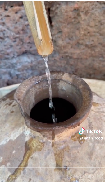 11 Potret pembuatan minuman fermentasi khas India ini jorok, cara dapat sari buahnya bikin ngelus dada