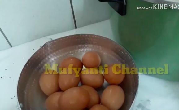 Tanpa bahan tambahan, ini trik mengukus telur agar matang sempurna dan antipecah