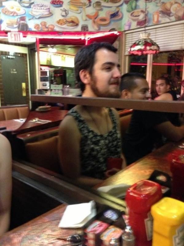 bayangan orang dicermin © berbagai sumber bayangan orang dicermin © berbagai sumber