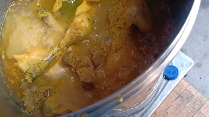 Trik mengolah ayam kampung utuh supaya antialot, cuma pakai 2 bahan