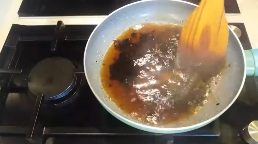Cara ampuh bersihkan makanan gosong di teflon, lebih aman dan cepat tanpa direndam