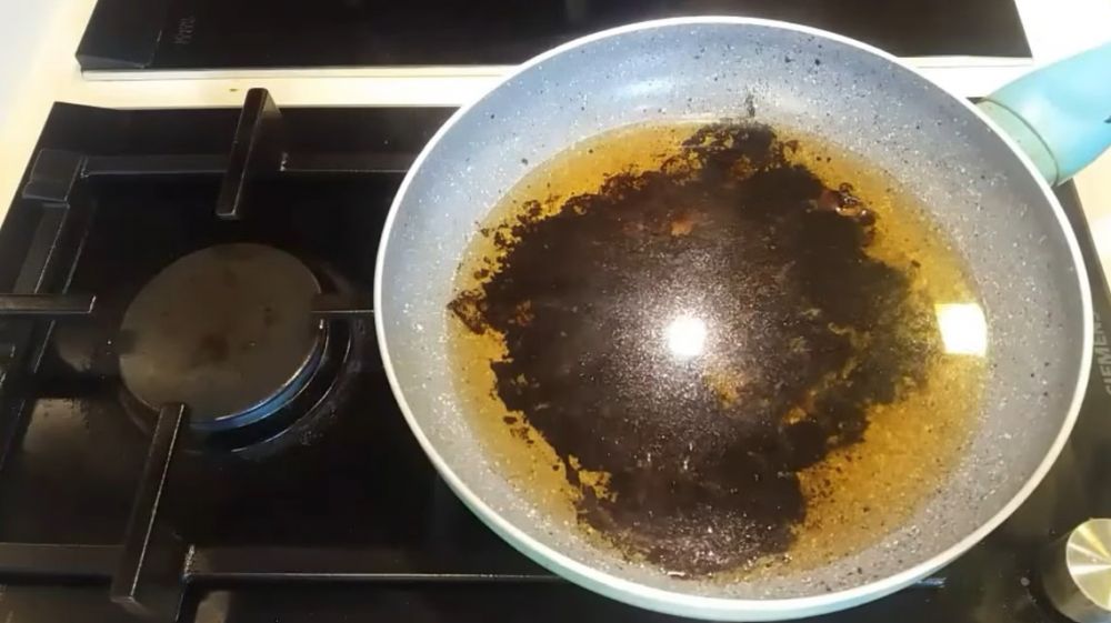 Cara ampuh bersihkan makanan gosong di teflon, lebih aman dan cepat tanpa direndam