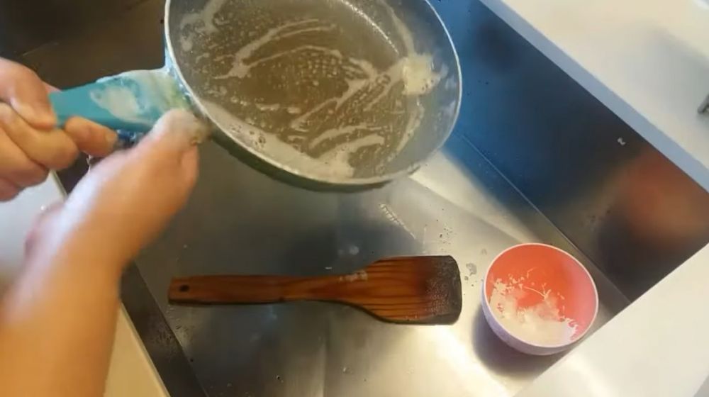 Cara ampuh bersihkan makanan gosong di teflon, lebih aman dan cepat tanpa direndam