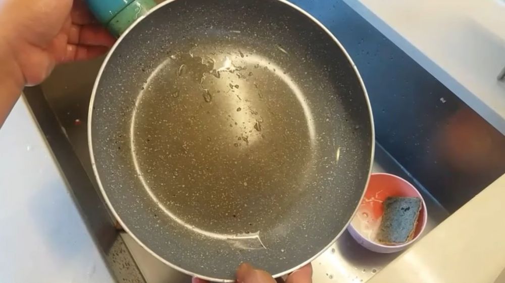 Cara ampuh bersihkan makanan gosong di teflon, lebih aman dan cepat tanpa direndam