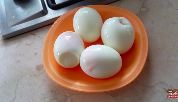Disajikan sebagai pelengkap ramen, ini 9 cara bikin telur rebus nitamago yang cantik dan antigagal