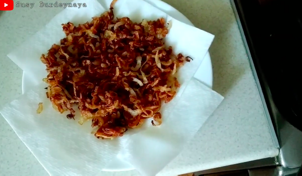 Pakai 1 bahan dapur, ini trik menggoreng bawang bombay agar matang sempurna dan renyah tahan lama