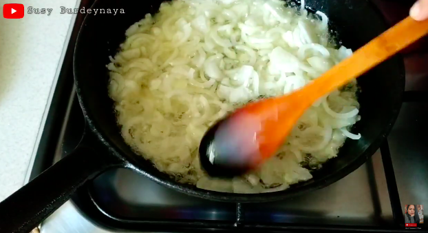 Pakai 1 bahan dapur, ini trik menggoreng bawang bombay agar matang sempurna dan renyah tahan lama