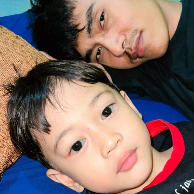 Beni Mulyana dengan putra sambungnya © Instagram