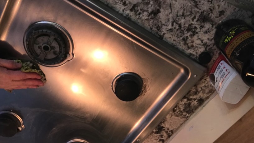 Pakai 2 bahan dapur, ini cara bersihkan noda gosong di kompor agar kinclong tanpa bikin tergores