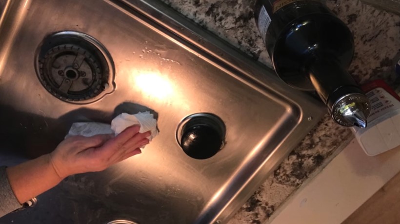 Pakai 2 bahan dapur, ini cara bersihkan noda gosong di kompor agar kinclong tanpa bikin tergores