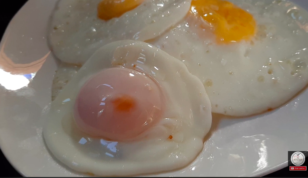 Tanpa menunggu minyak panas, ini trik bikin telur mata sapi agar kuningnya cantik di tengah