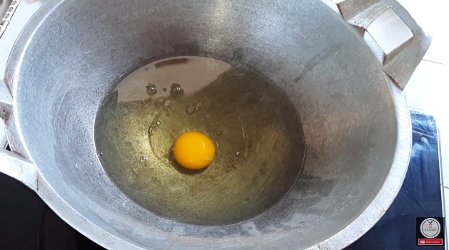 Tanpa menunggu minyak panas, ini trik bikin telur mata sapi agar kuningnya cantik di tengah