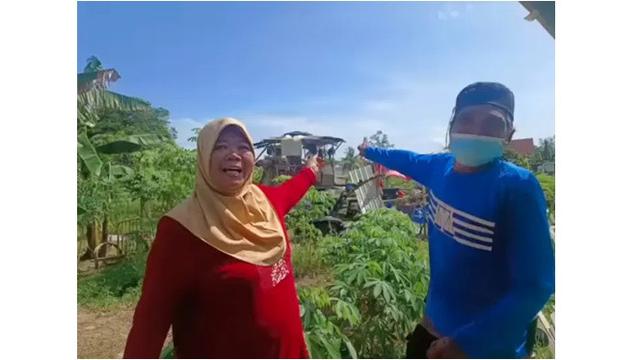 pasangan lansia bangun gubuk dari bahan daur ulang © 2023 brilio.net pasangan lansia bangun gubuk dari bahan daur ulang © 2023 brilio.net