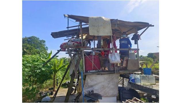 pasangan lansia bangun gubuk dari bahan daur ulang © 2023 brilio.net pasangan lansia bangun gubuk dari bahan daur ulang © 2023 brilio.net