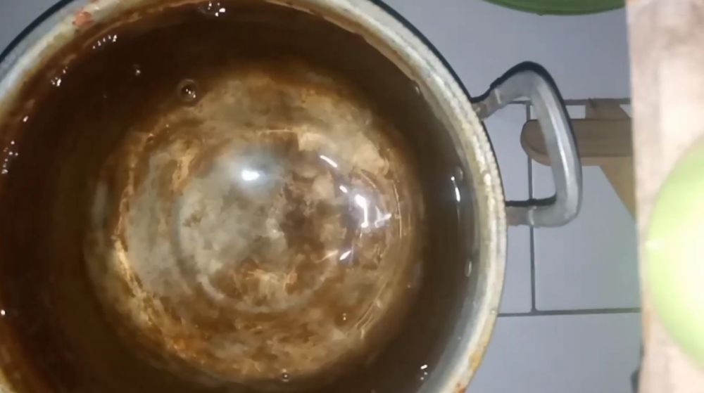Pakai dua bahan, ini trik menghilangkan kerak kunyit membandel di panci