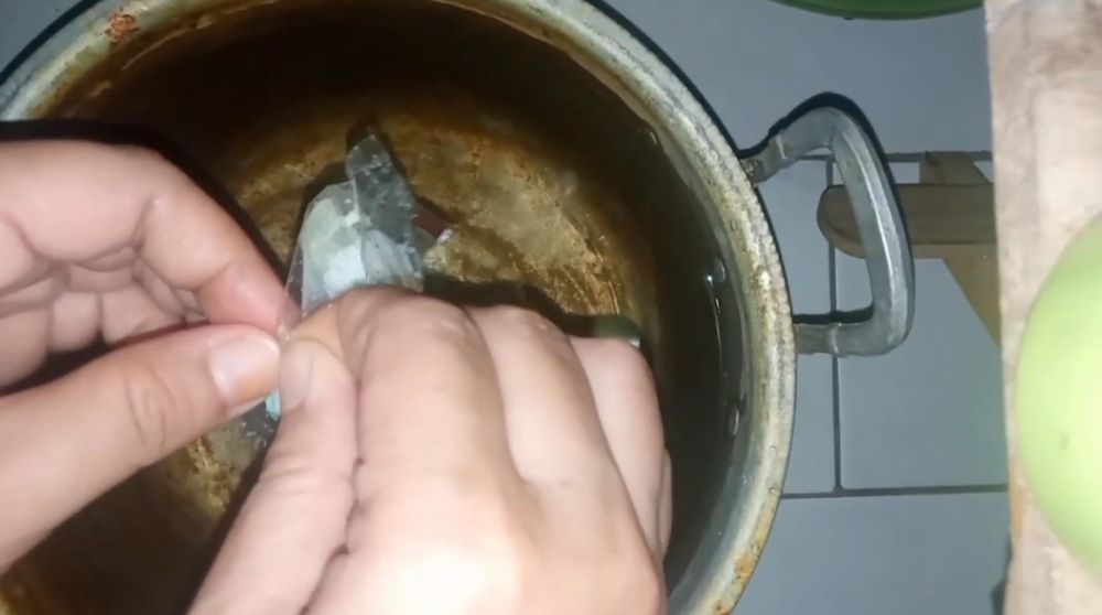 Pakai dua bahan, ini trik menghilangkan kerak kunyit membandel di panci