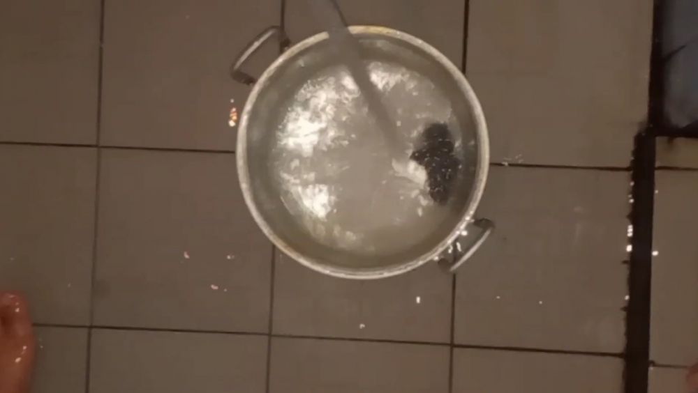 Pakai dua bahan, ini trik menghilangkan kerak kunyit membandel di panci