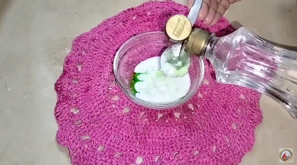 Jangan cuma pakai sabun cuci piring, begini cara bersihkan lumut dan kotoran di rak piring plastik