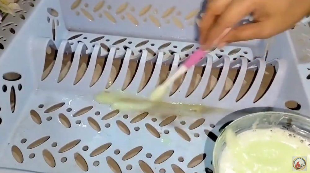 Jangan cuma pakai sabun cuci piring, begini cara bersihkan lumut dan kotoran di rak piring plastik