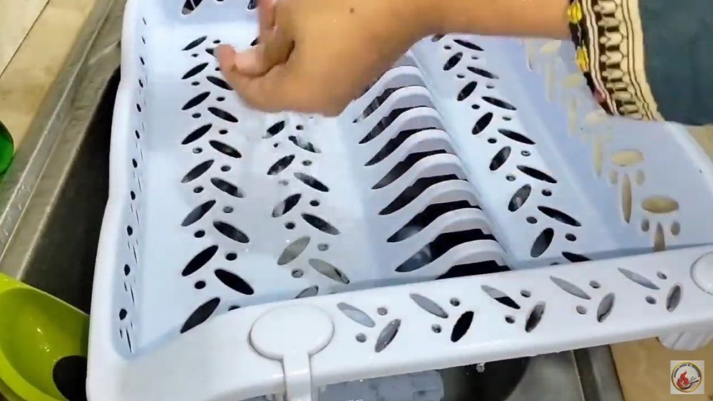 Jangan cuma pakai sabun cuci piring, begini cara bersihkan lumut dan kotoran di rak piring plastik