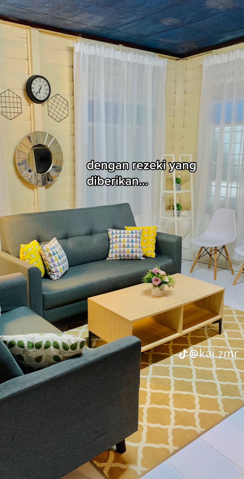 makeover ruang tamu rumah kayu © TikTok