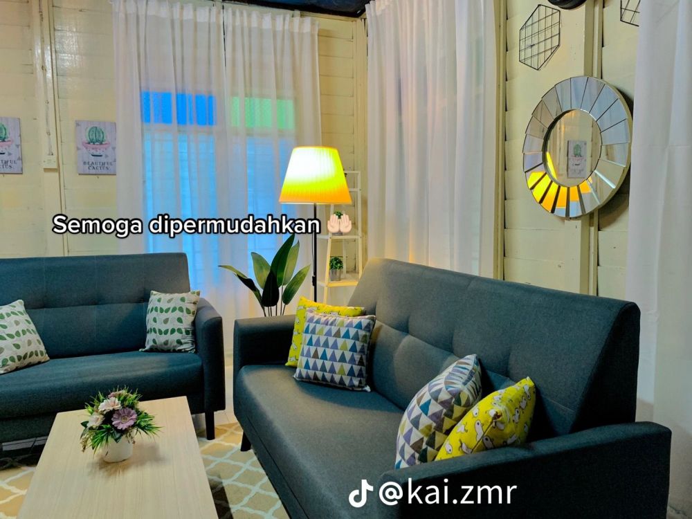 makeover ruang tamu rumah kayu © TikTok