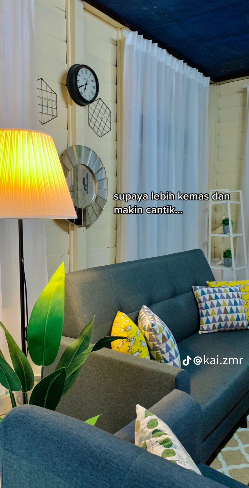 makeover ruang tamu rumah kayu © TikTok