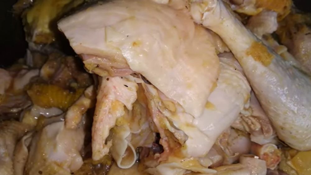 Tak perlu direbus, ini cara mengempukkan daging ayam kampung tanpa presto cuma pakai satu bahan dapur