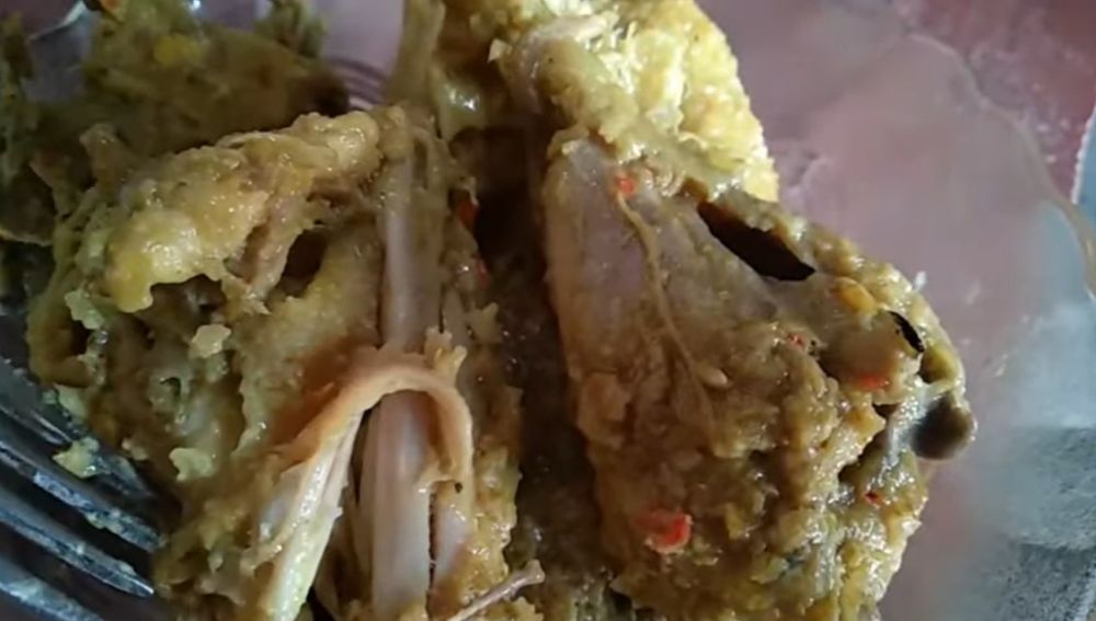 Tak perlu direbus, ini cara mengempukkan daging ayam kampung tanpa presto cuma pakai satu bahan dapur