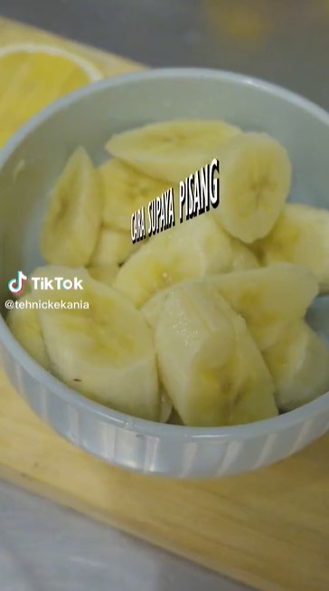 Pakai 1 bahan, ini trik supaya potongan buah pisang yang sudah dikupas tetap kuning dan tak menghitam