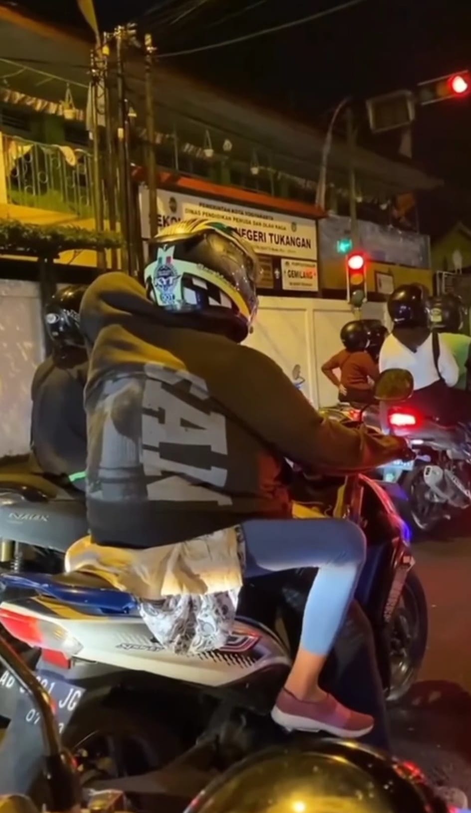 pasangan terlalu nempel © berbagai sumber pasangan terlalu nempel © berbagai sumber