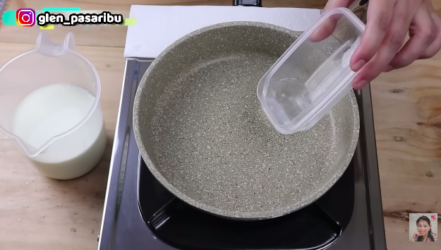 Cuma pakai 1 bahan dapur, ini cara mudah bikin susu evaporasi homemade untuk campuran es