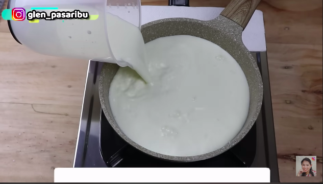 Cuma pakai 1 bahan dapur, ini cara mudah bikin susu evaporasi homemade untuk campuran es