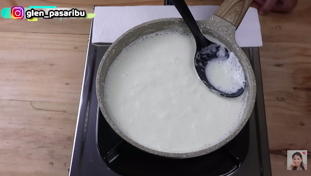 Cuma pakai 1 bahan dapur, ini cara mudah bikin susu evaporasi homemade untuk campuran es