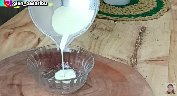 Cuma pakai 1 bahan dapur, ini cara mudah bikin susu evaporasi homemade untuk campuran es