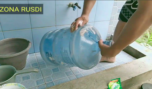Tanpa larutan sitrun, ini cara mudah hilangkan lumut di bagian dalam galon air minum