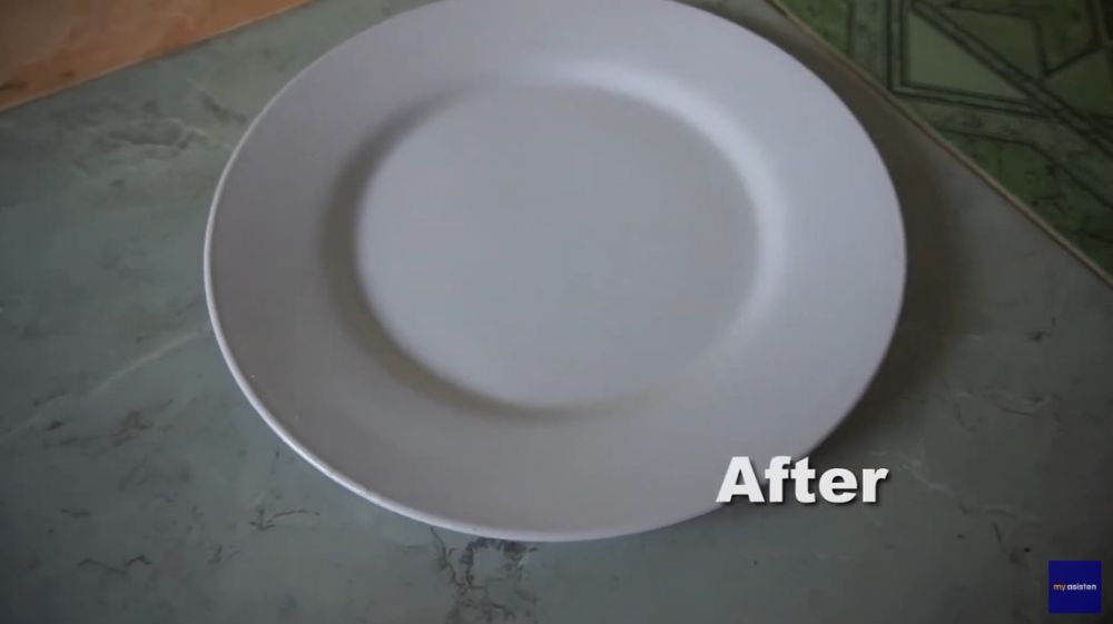 Tanpa direndam pemutih, begini cara membersihkan kerak di piring lama pakai dua bahan