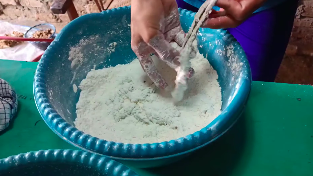 Cara mudah bikin keripik belut yang gurih, keriting saat digoreng, dan renyah hingga berbulan-bulan