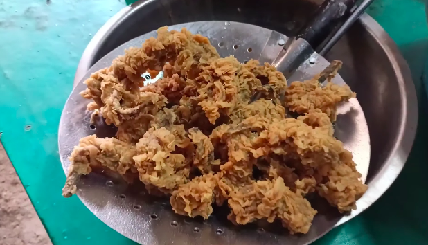 Cara mudah bikin keripik belut yang gurih, keriting saat digoreng, dan renyah hingga berbulan-bulan