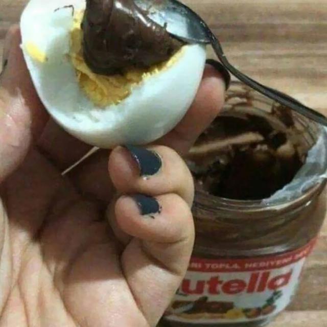 makan cokelat senyum kecut © berbagai sumber makan cokelat senyum kecut © berbagai sumber