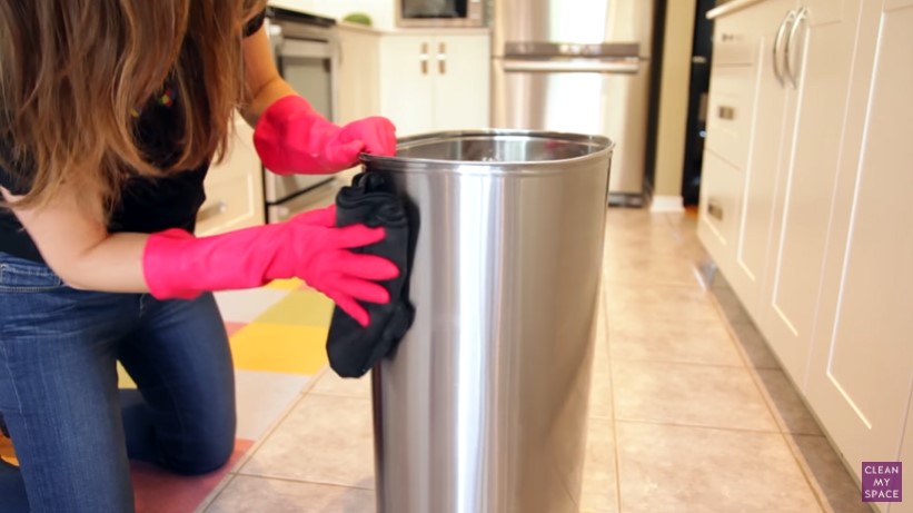 Trik mudah hilangkan noda dan bau tak sedap di tempat sampah dapur, cuma pakai 2 bahan