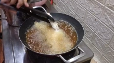 Cara jitu goreng lele agar cepat matang, garing, tetap lurus, dan minyak tidak meletup