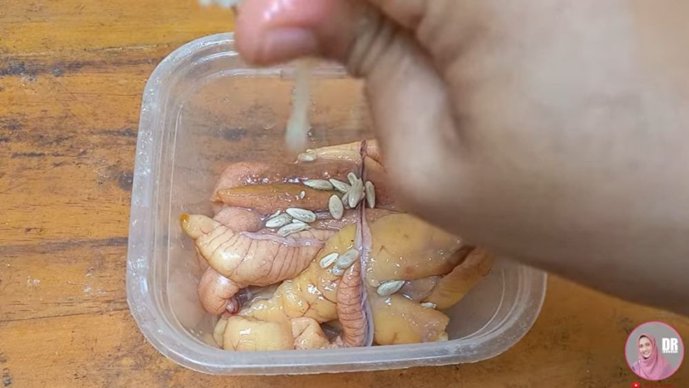 Trik menggoreng telur ikan agar tak mudah hancur, bumbu meresap sempurna, dan antiamis