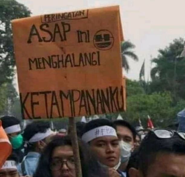 Tulisan lucu spanduk demo Berbagai sumber