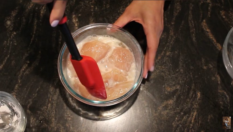 Jangan cuma pakai cuka dan garam, begini cara marinasi daging ayam agar super empuk usai dimasak