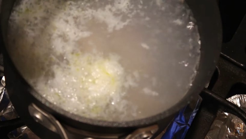 Jangan cuma pakai cuka dan garam, begini cara marinasi daging ayam agar super empuk usai dimasak