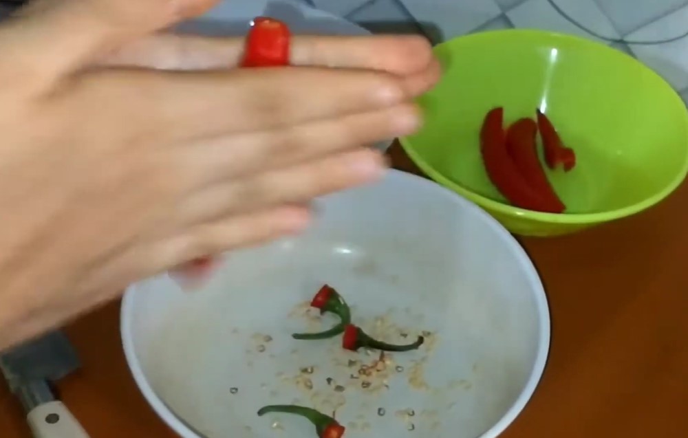 Jangan hanya dibuang bijinya, ini trik mengolah cabai merah agar rasanya tak pedas