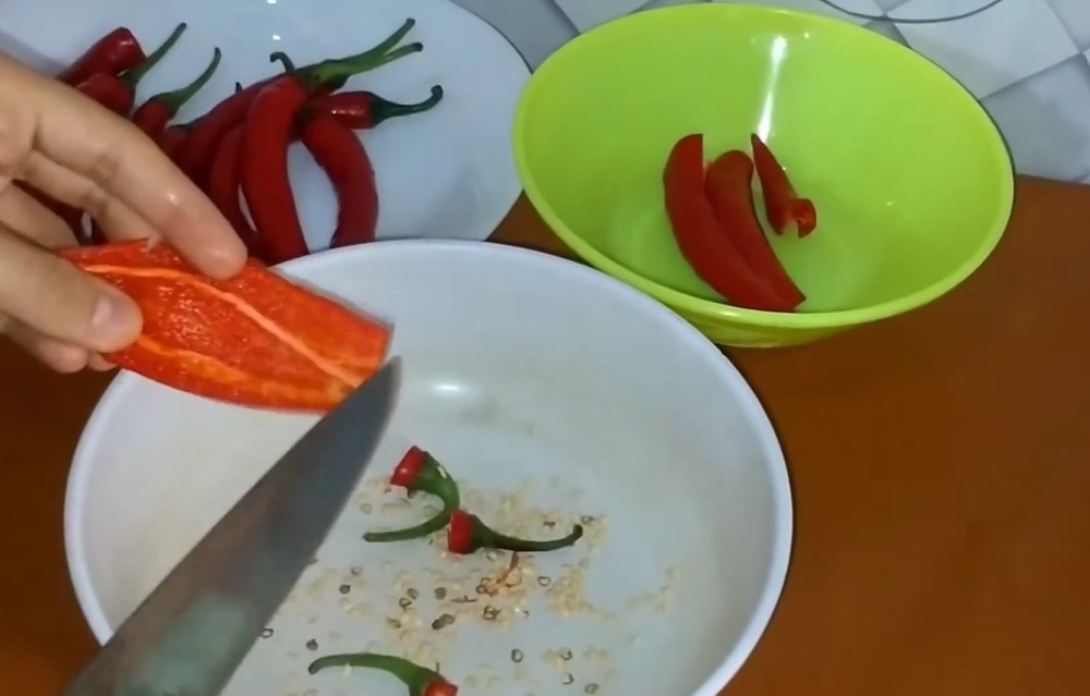 Jangan hanya dibuang bijinya, ini trik mengolah cabai merah agar rasanya tak pedas