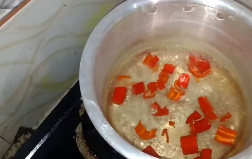 Jangan hanya dibuang bijinya, ini trik mengolah cabai merah agar rasanya tak pedas