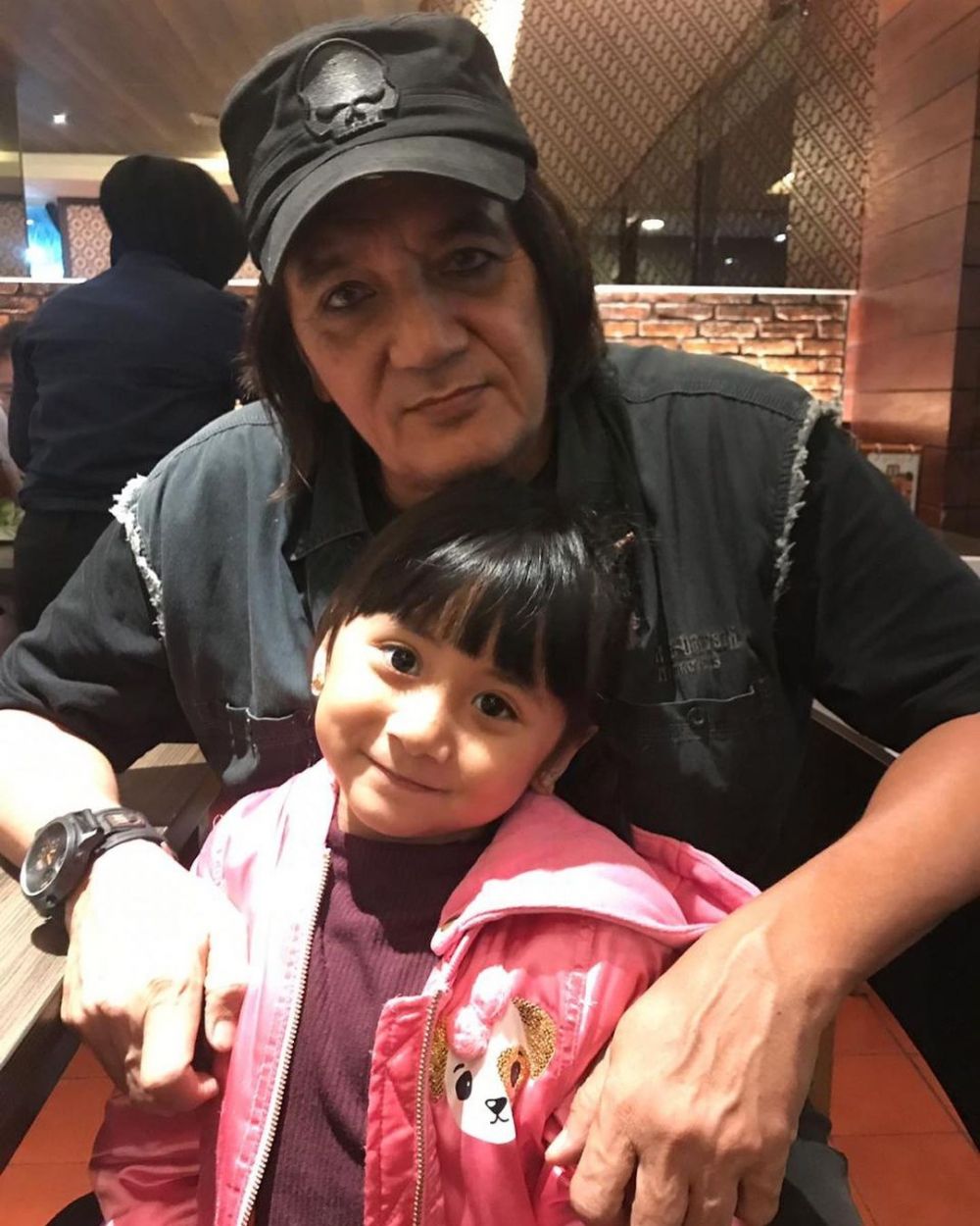 cowok di iklan deodoran dulu aktor laga top kini momong cucu © berbagai sumber